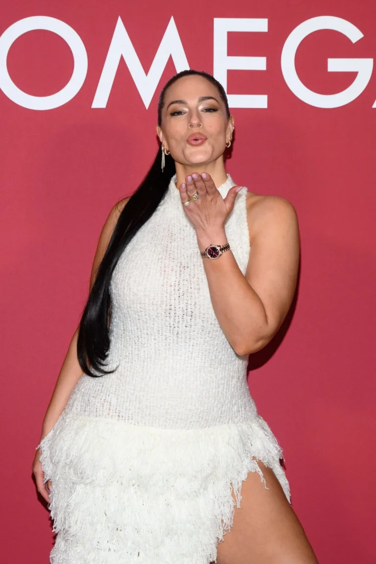 Ashley Graham blowing a kiss at OMEGA House event