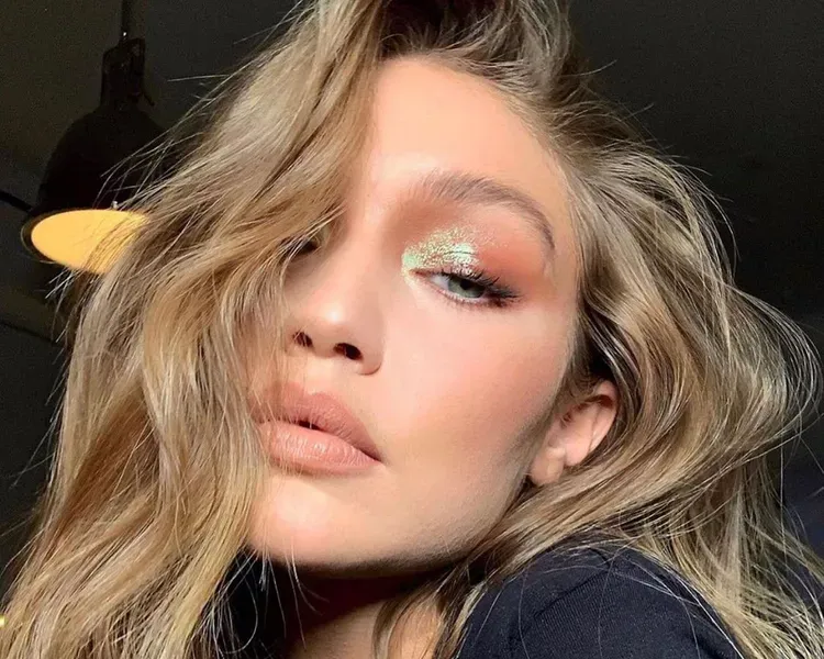"Hologram Eyes" is the Hottest Summer Makeup Trend