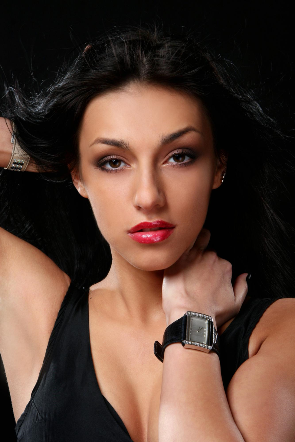 Your Complete Guide to Choosing the Most Suitable Eyeliner for Every Color of the Eyes